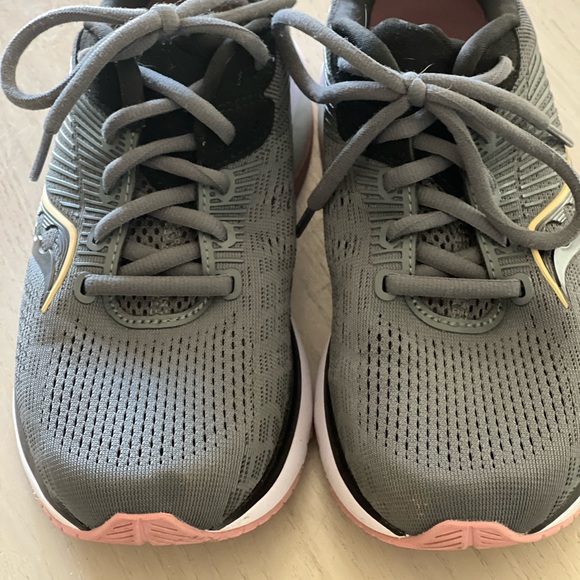 Saucony running shoes - Picture 1 of 6